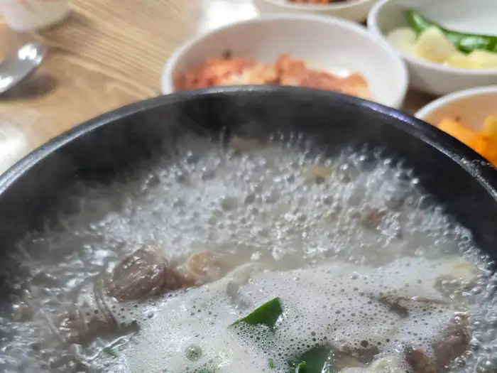 옛날순대국밥의 뜨거운 국물