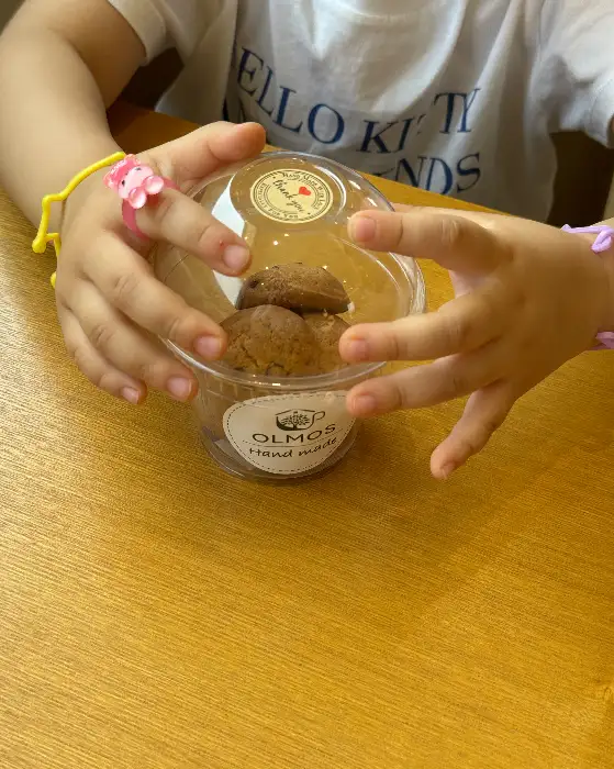 올모스 카페의 쿠키가 담긴 투명 용기