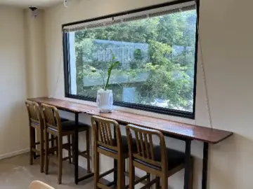 올모스 카페 통창 너머로 보이는 푸른 자연 풍경