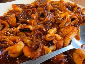 온리쭈꾸미의 먹음직스러운 쭈꾸미 볶음