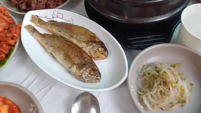 옥천골한정식에서 제공되는 담백하게 구워진 조기구이