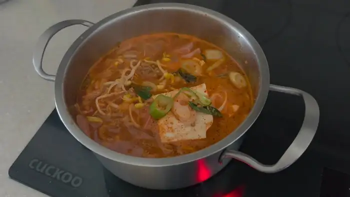 다양한 종류의 부대찌개 포장 상품