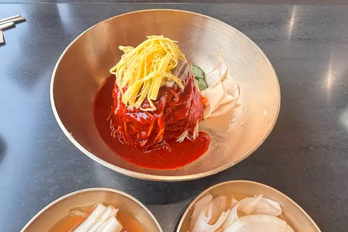 팔진회관의 먹음직스러운 비빔냉면
