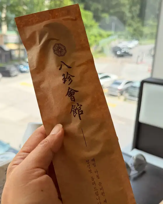 팔진회관 브랜드가 새겨진 포장지