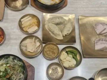 팔진회관의 다양한 이북 음식 메뉴 구성