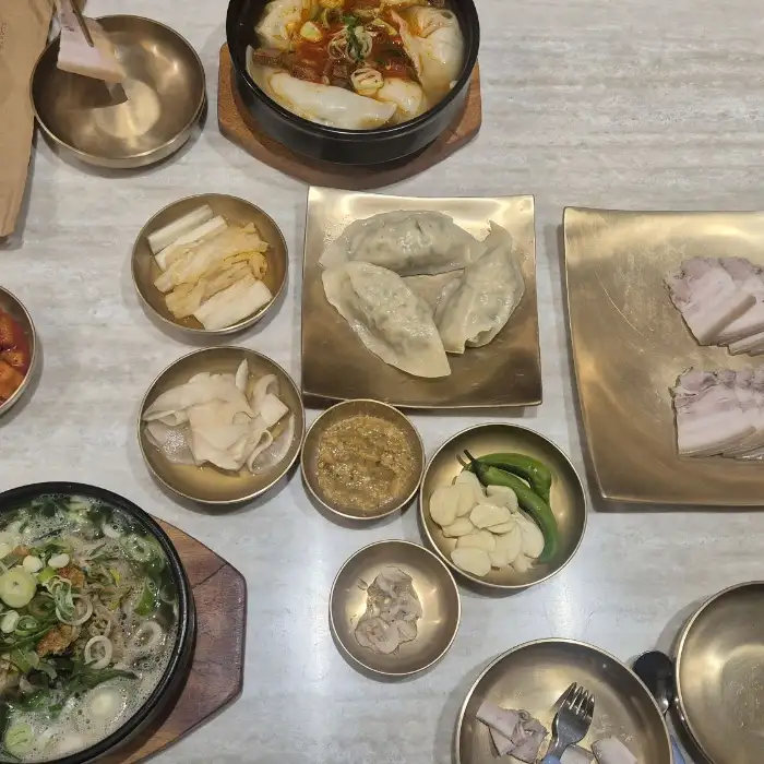 팔진회관의 다양한 이북 음식 메뉴 구성