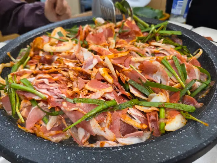 달궈진 불판 위에서 맛있게 익어가는 오리고기