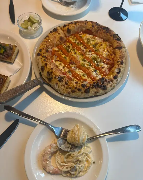 크리미한 소스와 통통한 새우가 어우러진 파스타