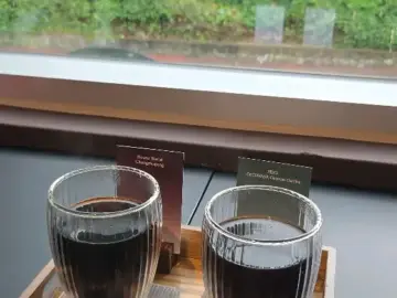 피베리진주에서 제공되는 두 잔의 핸드드립 커피