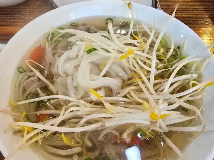 푸짐한 숙주와 파가 듬뿍 올라간 포비엣콴 쌀국수