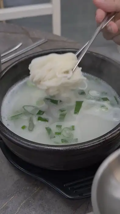 갈비탕 면발을 집어 올리는 모습