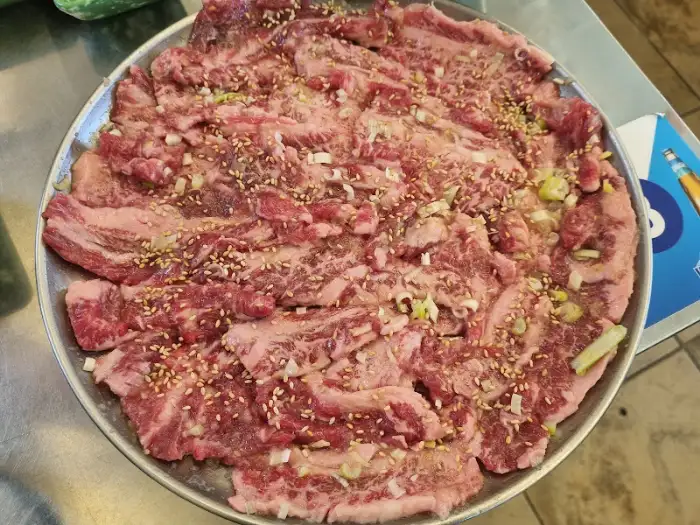 이가네명인갈비살 부산시청점에서 제공되는 푸짐한 과일양념 갈비살 한 판