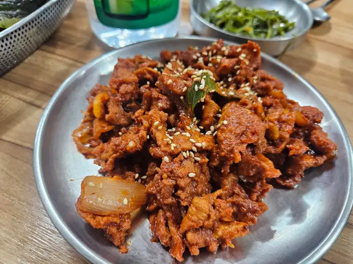 먹음직스러운 제육볶음 한 접시