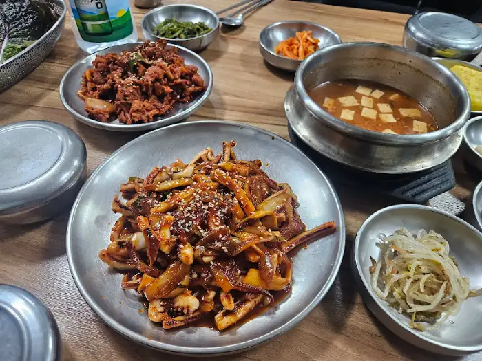 푸짐하게 차려진 풍원식당의 한상차림