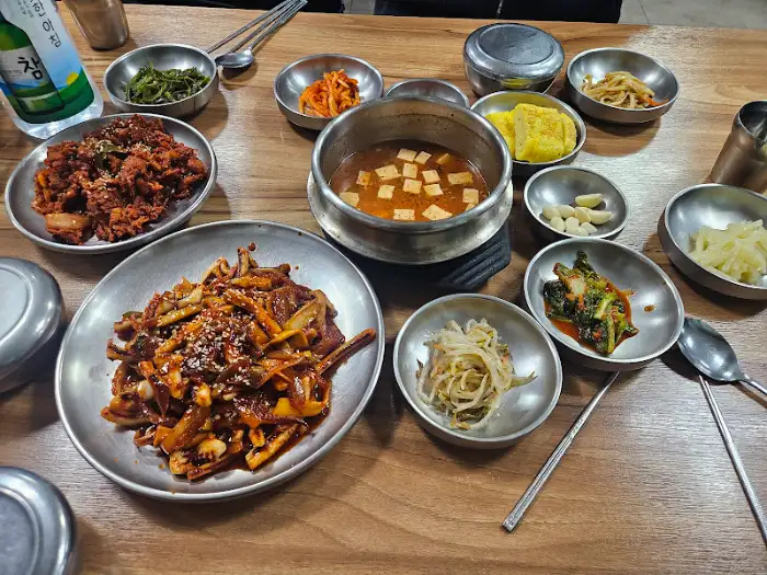 테이블 위에 놓인 찌개와 밑반찬들