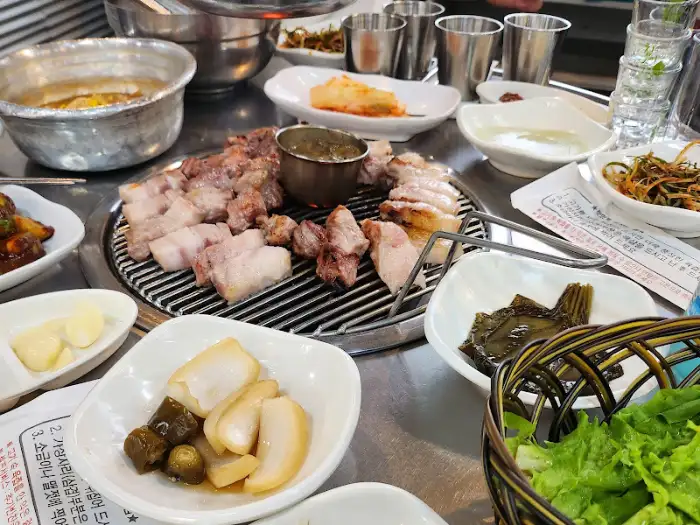 다양한 반찬과 함께 풍성하게 차려진 고기 구이 한상