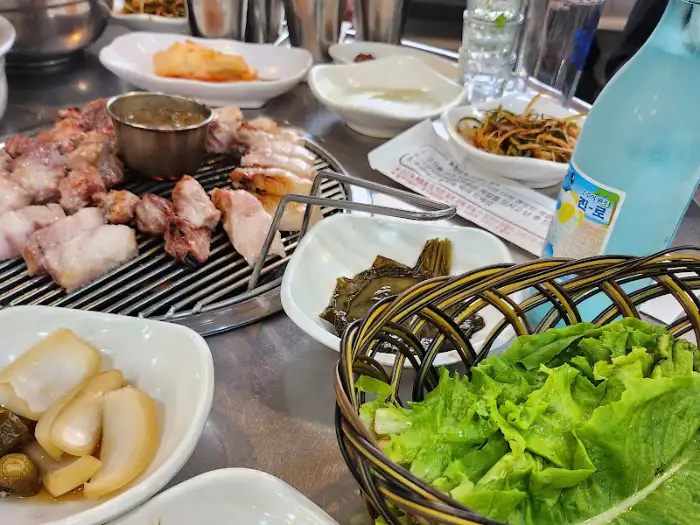 테이블에 놓인 다양한 쌈 채소와 함께 준비된 고기