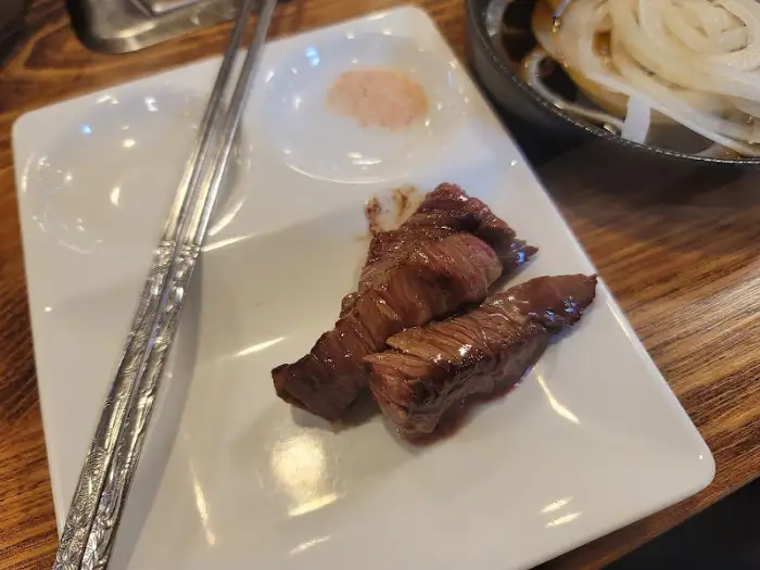 프라임소야 숯불소고기 성남본점의 숯불 직화로 구워진 육즙 가득한 소고기