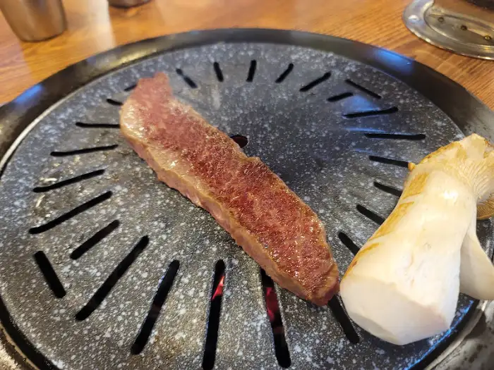 프라임소야 숯불소고기 성남본점의 숯불 위에서 맛있게 익어가는 소고기