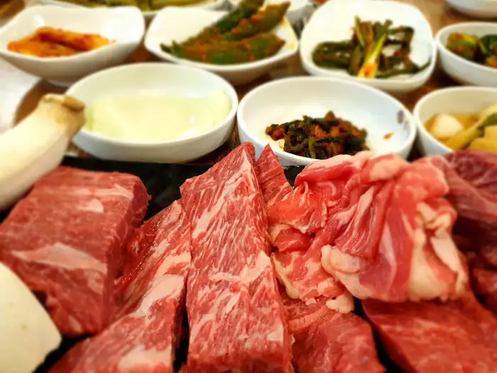 프라임소야 숯불소고기 성남본점의 정갈하게 차려진 한식 반찬들