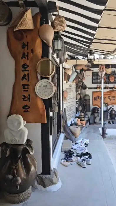 동해막국수 건물 외벽의 독특한 장식과 간판