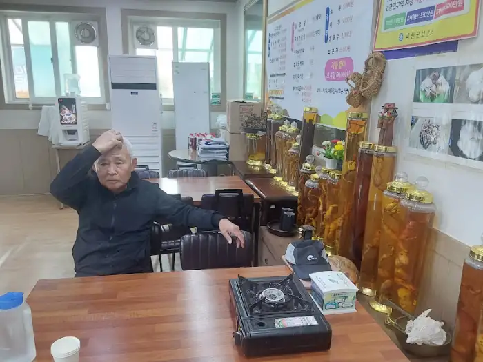 향촌식당에서 식사 중인 손님과 테이블 풍경