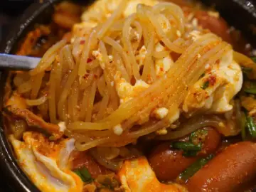 초당쫄면순두부 뚝배기 속 탱글한 쫄면과 순두부 모습