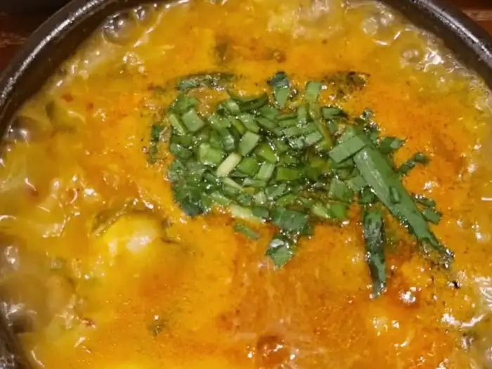초당쫄면순두부 뚝배기 위로 보이는 신선한 파 고명
