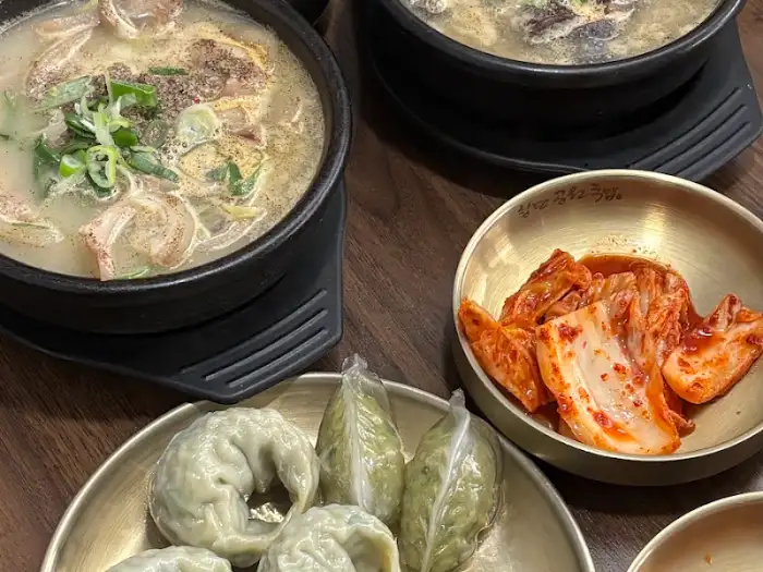 첨단공원국밥 동명직영점의 뜨끈한 국밥과 곁들임 음식
