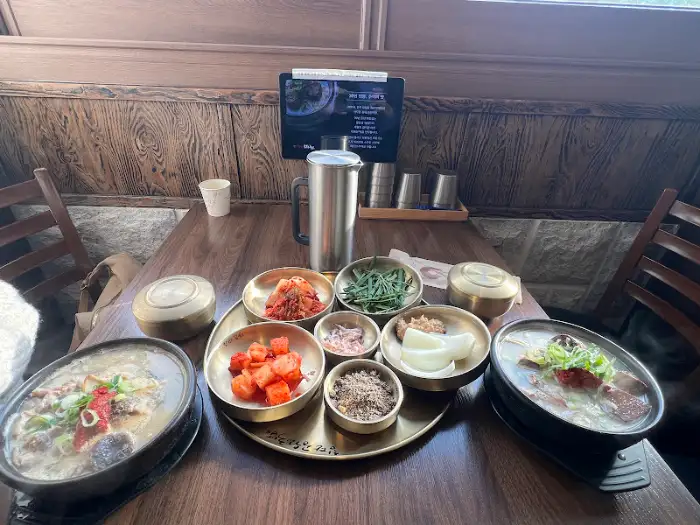 광주 동구 첨단공원국밥 동명직영점의 푸짐한 상차림