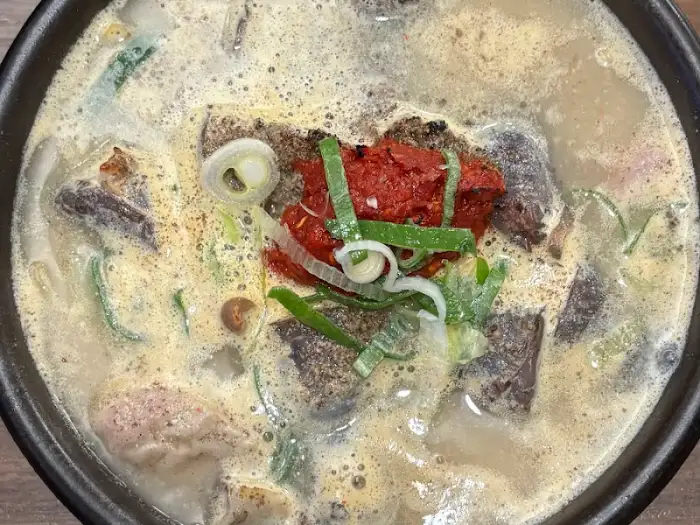 첨단공원국밥 동명직영점의 진한 국물의 국밥 클로즈업