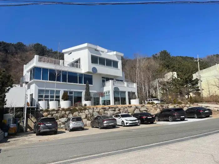 후포리백년식당 외부 전경과 주차된 차량들
