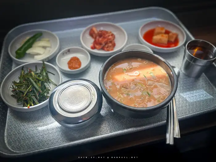 따로국밥과 여러 반찬이 차려진 식사 한 상