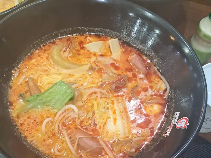 다양한 채소와 면, 쫄깃한 건두부 등이 어우러진 마라탕 클로즈업