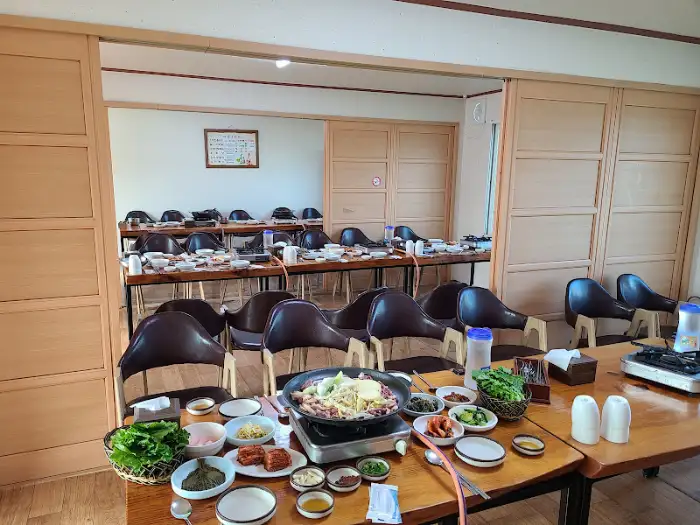 탄금정의 테이블 세팅 모습, 다양한 밑반찬과 메인 메뉴
