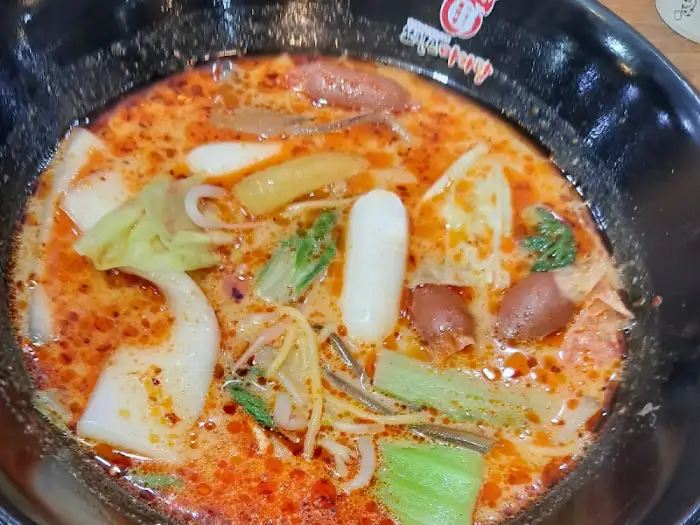 마라탕 국물 속에 있는 쫄깃한 떡과 채소, 소세지 모습