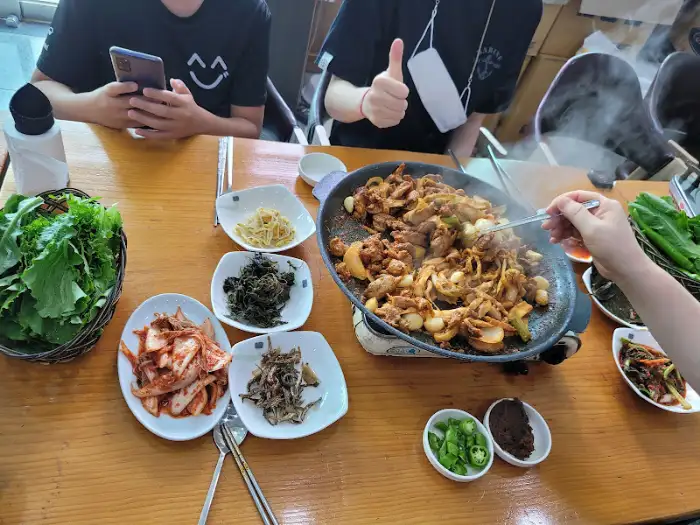 양념된 오리 불고기 요리가 보글보글 끓고 있는 모습