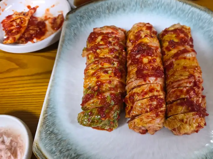 맛있게 양념된 보쌈김치 롤 여러 개