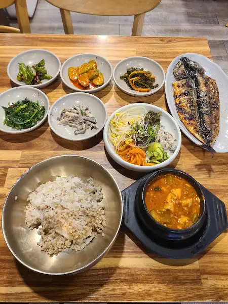 미가담 백반 한 상과 밥, 찌개