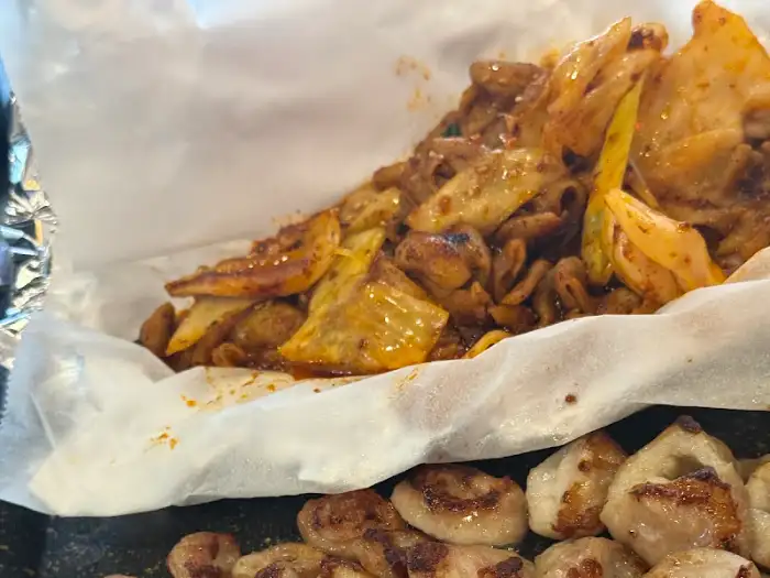 푸짐하게 담겨 나온 올래철판곱창의 야채곱창