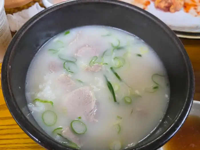 뽀얀 국물의 국밥에 파가 고명으로 올라간 모습