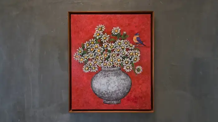 액자 속 화려한 꽃과 새 그림 (다른 각도)