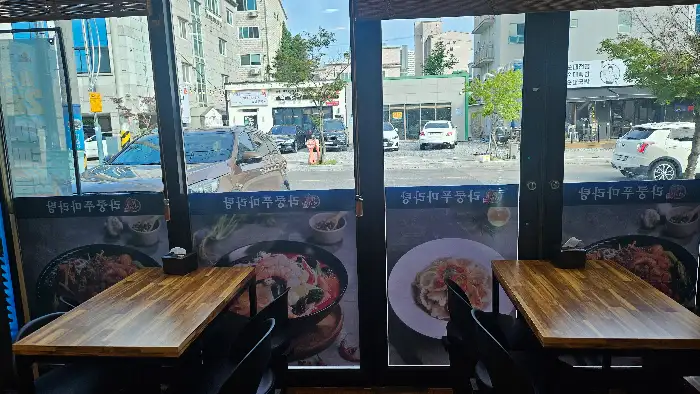 매장 내부에서 바라본 바깥 풍경과 테이블 세팅