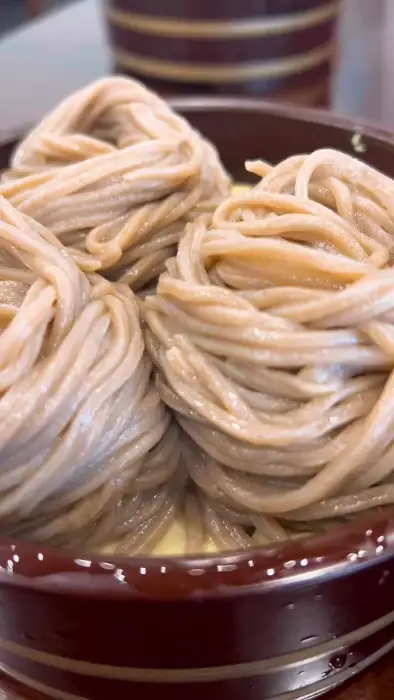 삼동소바 세종점의 갓 삶아낸 쫄깃한 메밀면