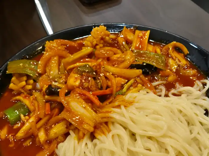 푸짐한 해산물과 채소가 어우러진 리안 야끼우동