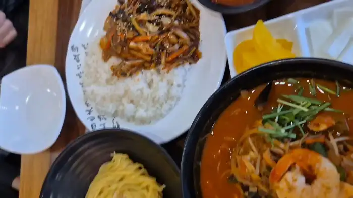 흰 쌀밥 위에 덮인 중화요리