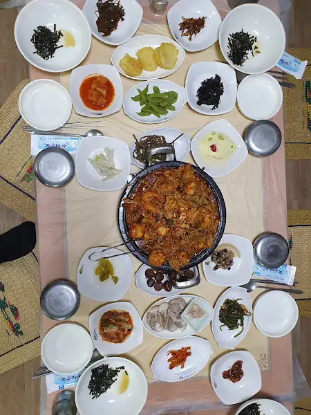 여러가지 반찬과 함께 나온 밥상