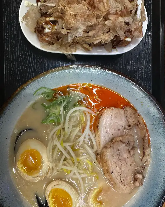 진한 국물의 라멘과 곁들임 메뉴