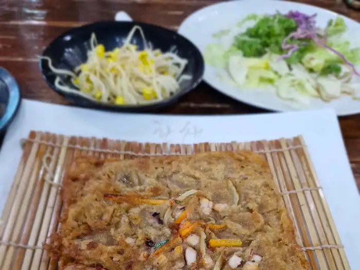 신선한 샐러드와 콩나물 무침, 그리고 한채쭈꾸미의 도토리전