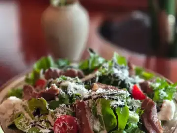 신선한 채소와 고기, 토마토가 어우러진 문화식당의 샐러드